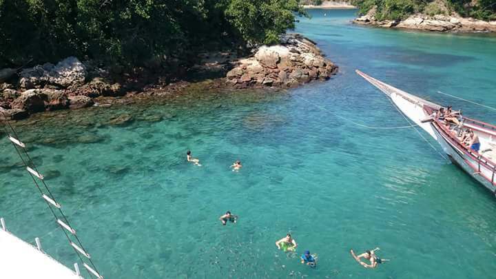 Desfrute de um emocionante passeio de escuna em Angra dos Reis, explorando as deslumbrantes praias de Ilha Grande com sua família!