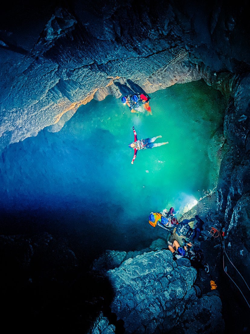 Rapel, flutuação e escalada na Caverna Lago Suspenso