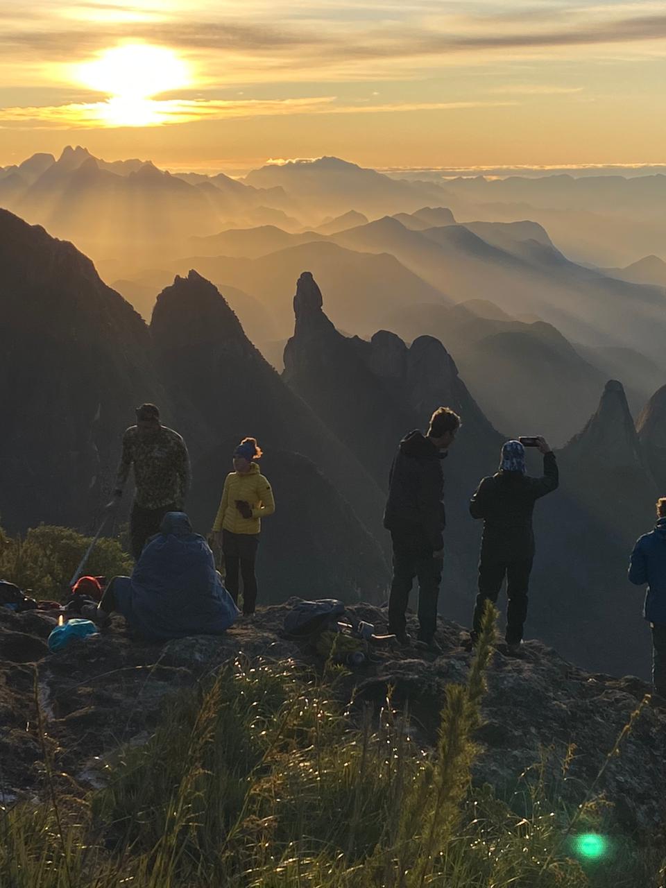 Ao fundo do Dedo de Deus