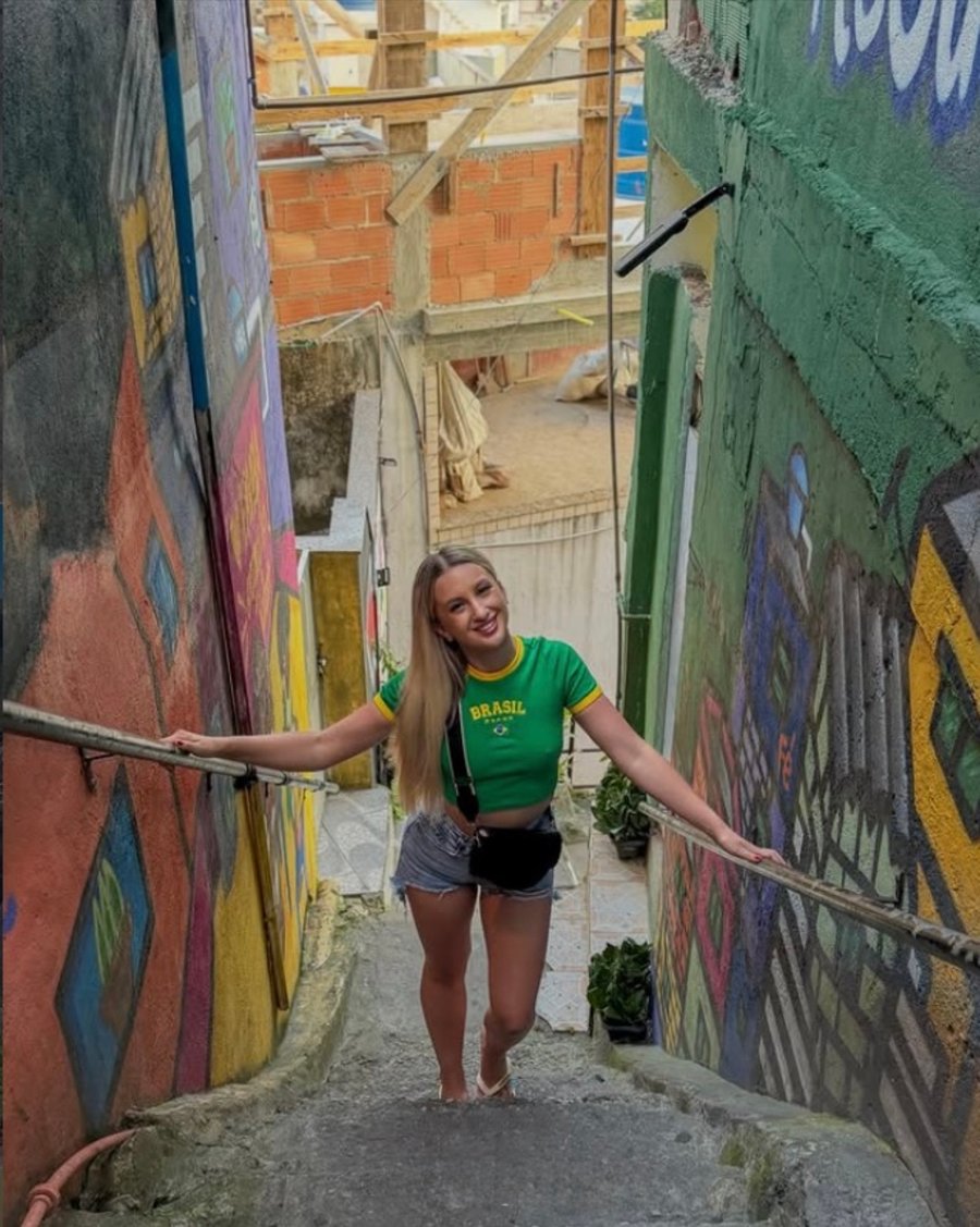     Viva uma experiência local na Favela da Rocinha com fotos espontâneas e cenários reais do Rio.