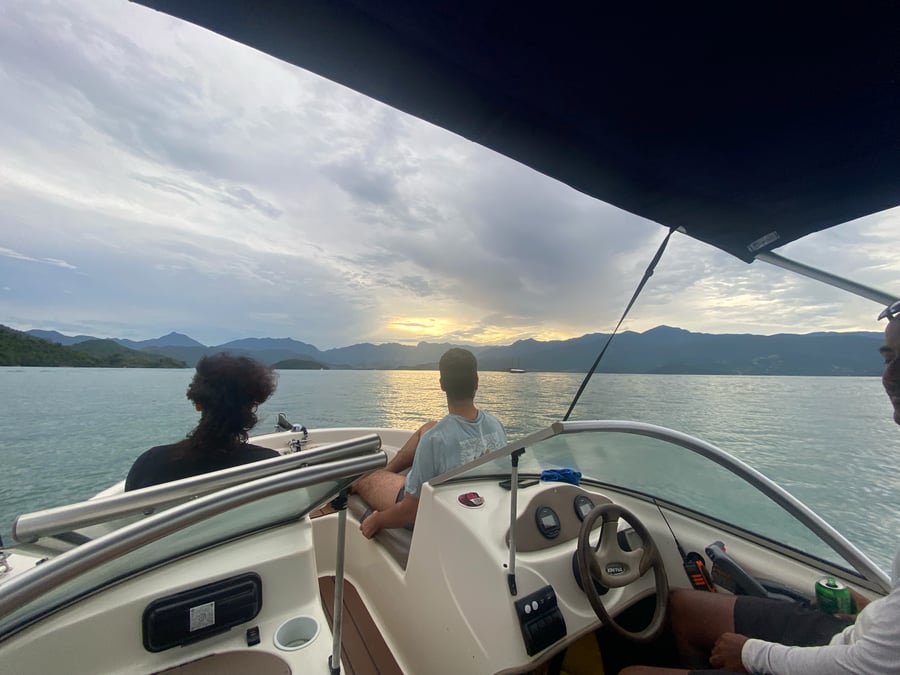 Passeio de Lancha Compartilhada para admirar o por do sol na baia