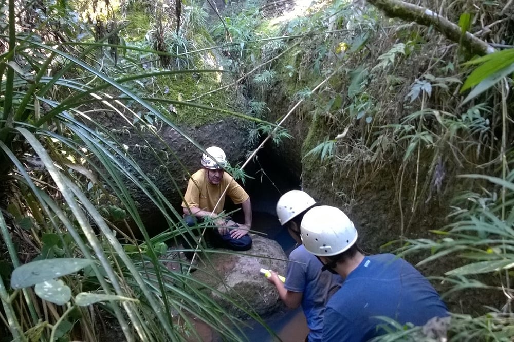 Caving na Caverna do Quebra Corpo