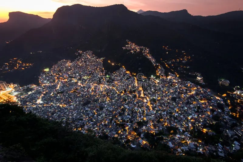 Vista noturna dois irmãos rocinha 