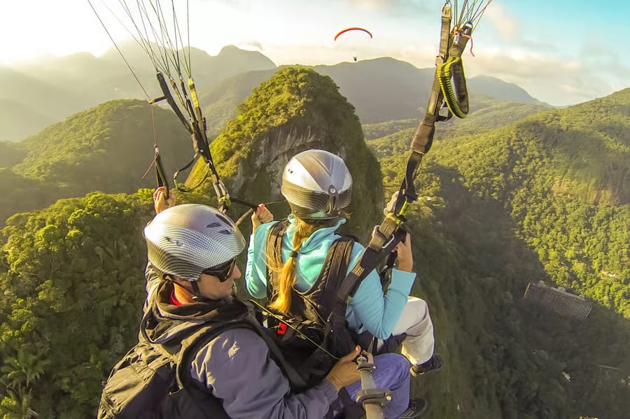 Voo de parapente no Rio com vista para a Pedra da Gávea - foto 1
