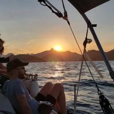 Pôr do Sol no Rio é uma experiência incrível. Difícil descrever em palavras a beleza desse espetáculo natural. A imensidão do mar, as montanhas e a exuberância das suas florestas, formam um cenário único que encanta os olhos de todos o contemplam. Quem nunca assistiu, tem mesmo que colocar isso na sua lista de prioridades!