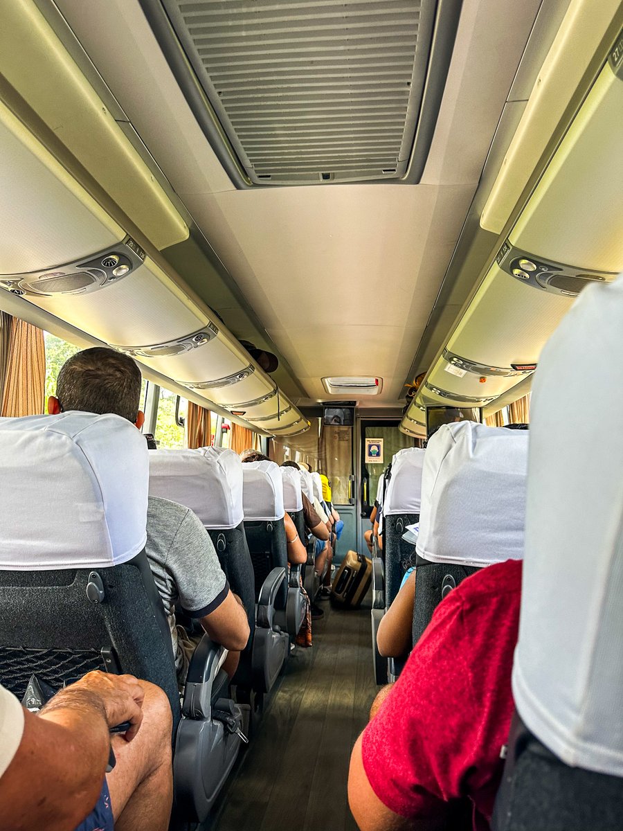 Viagem confortável combinando transporte terrestre e travessia marítima.
