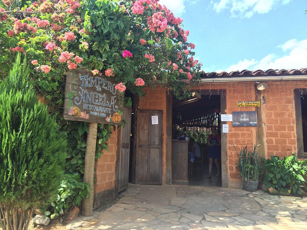 No povoado do Bichinho, o restaurante Tempero da Ângela chamou a atenção do The New York Times como uma pérola da gastronomia e da cultura mineira.