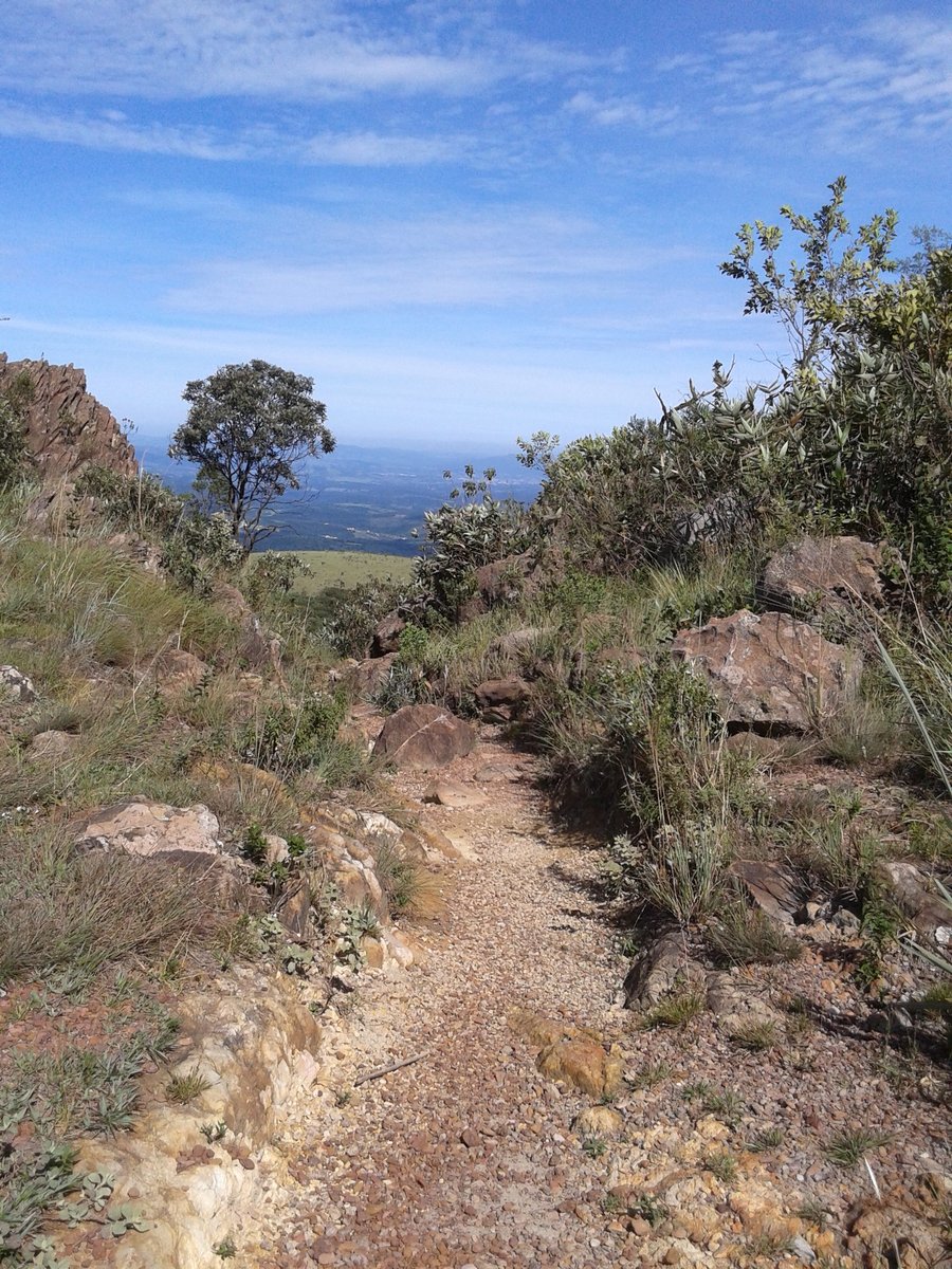 Trilha e paisagem ao fundo