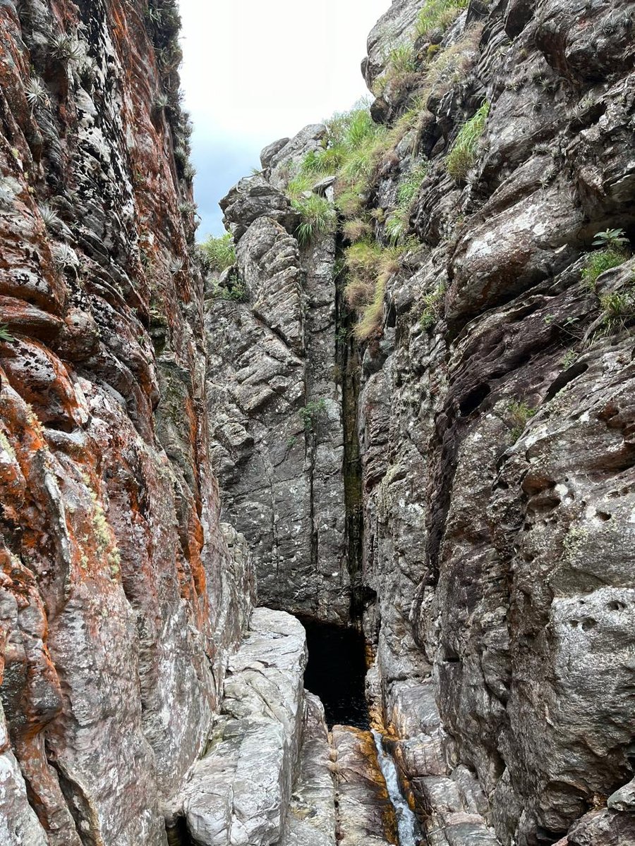 Entre pedras e silêncio, o Ofurô revela um instante raro de descanso na trilha.