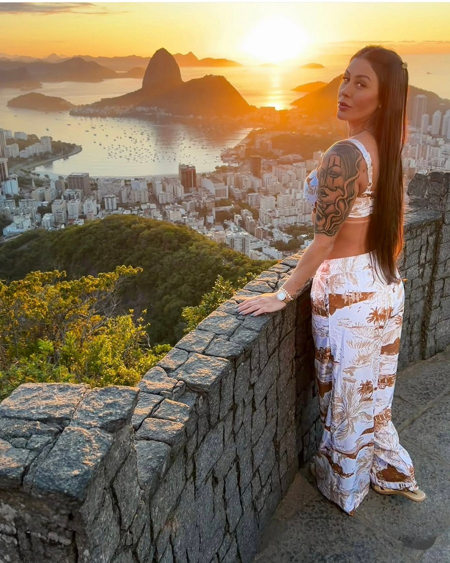 Ensaio fotográfico no Rio de Janeiro com vista para a Baía de Guanabara. Fotos externas com cenário natural e paisagem urbana.