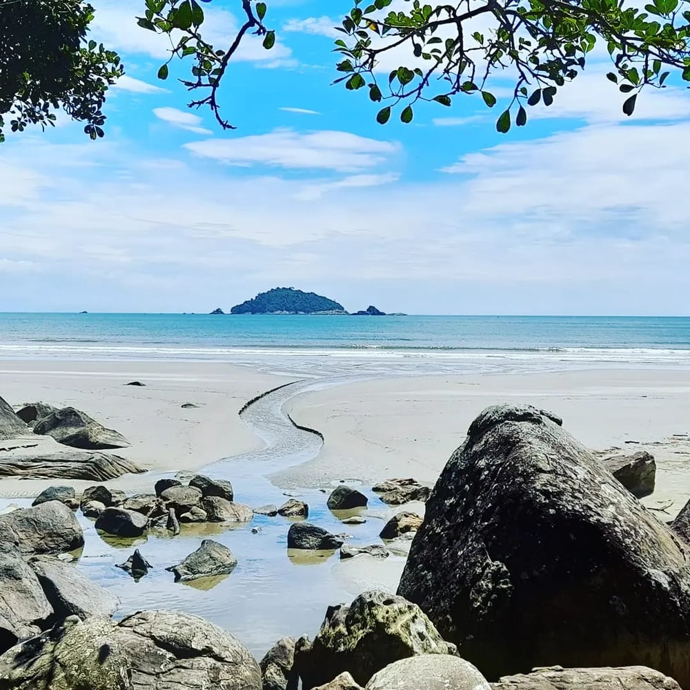 Passeio de barco na Ilha de Guarau: praias desertas e cachoeira