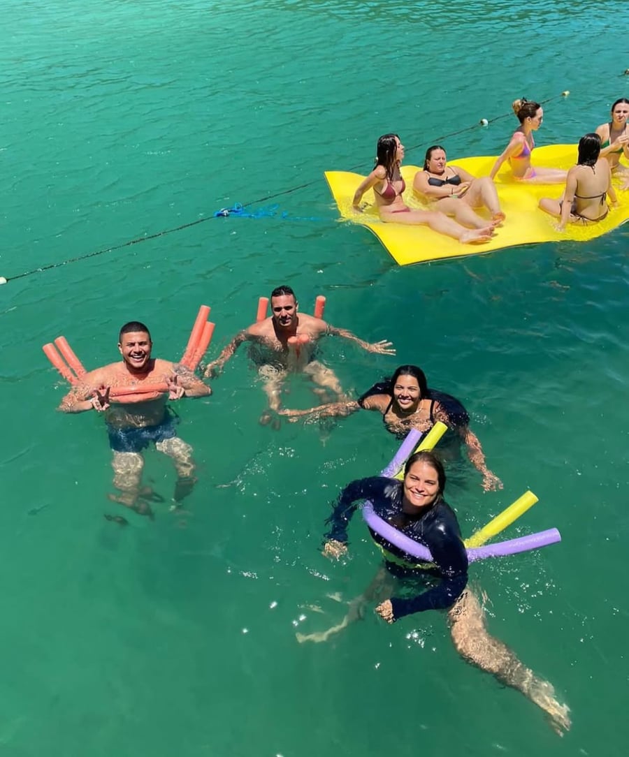 Personas en el tapete y con los flota-flota 