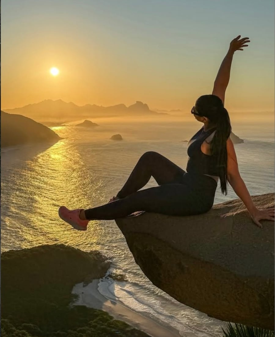 Ensaio fotográfico na Pedra do Telégrafo durante trilha com natureza, aventura e visual impressionante