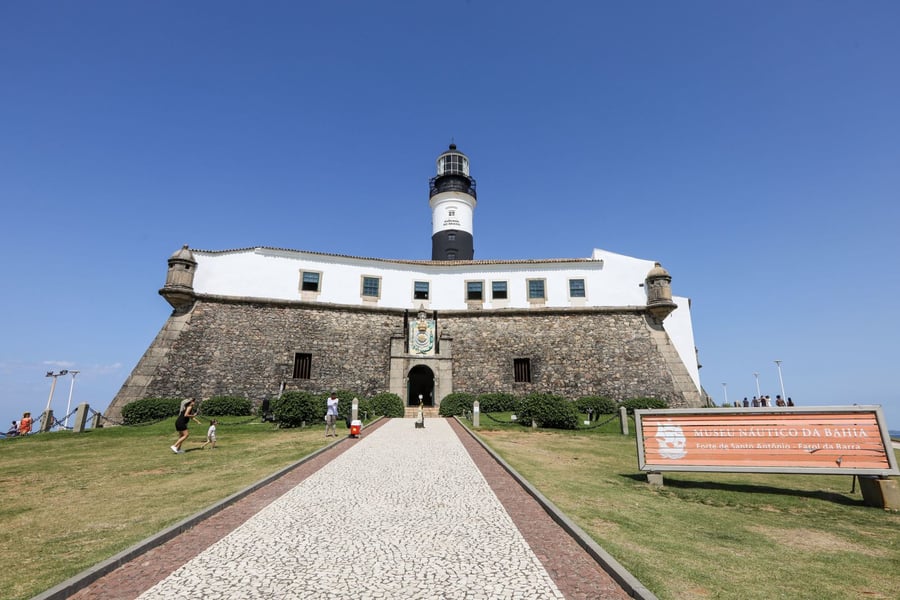 Visite o icônico Farol da Barra, um dos pontos turísticos mais visitados da Bahia, cercado por belas paisagens e muita história.