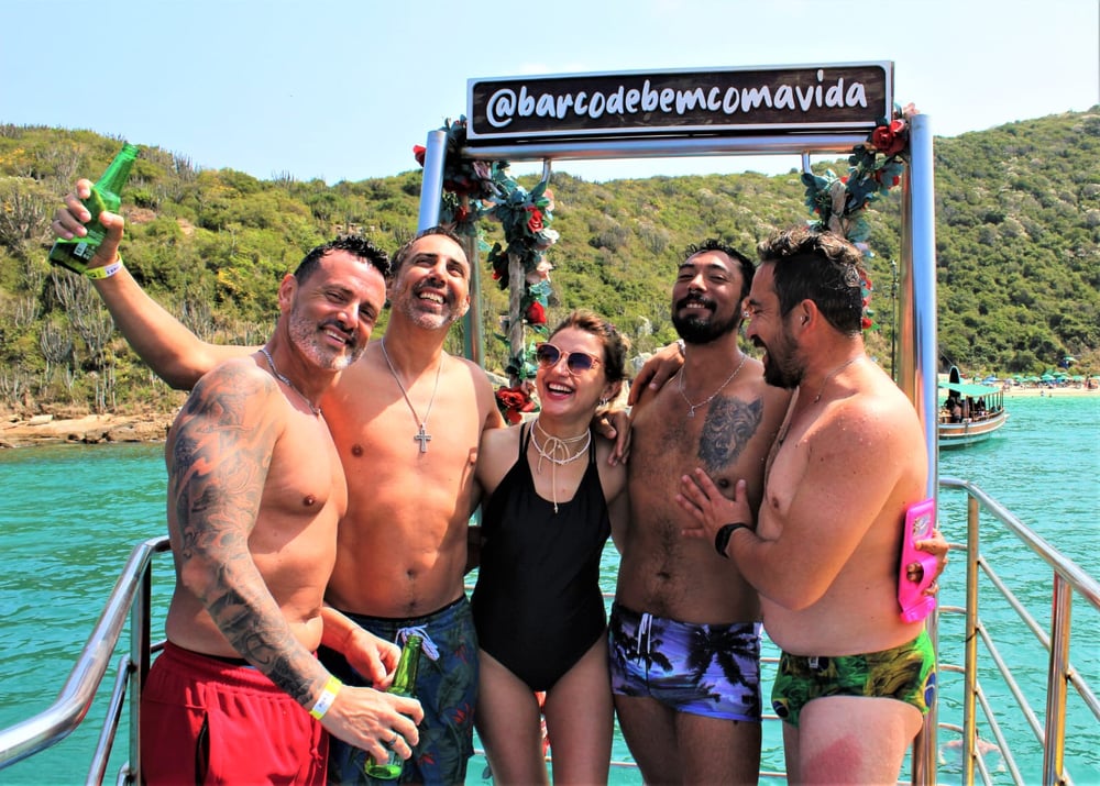 "Amizade, risadas e bons momentos! Navegando juntos em direção a novas aventuras! 🛥️✨"