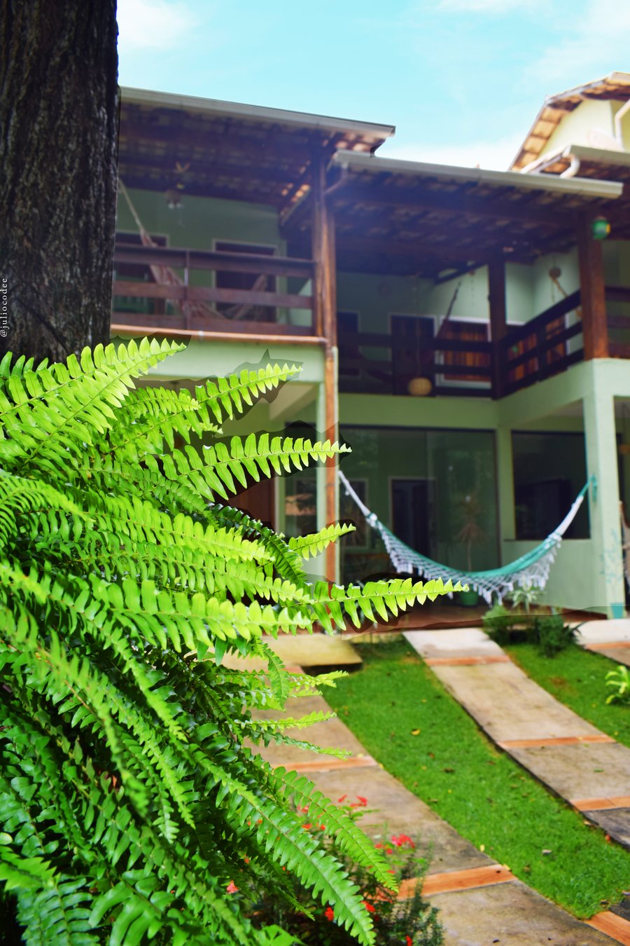 Um refúgio tranquilo em meio à natureza, onde o silêncio, o cuidado com os detalhes e a simplicidade elegante criam uma atmosfera acolhedora desde a chegada.