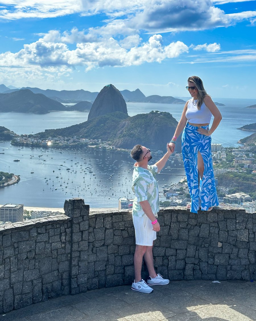 Ensaio fotográfico para casal no Rio de Janeiro com vista panorâmica. Experiência ideal para fotos românticas no Mirante Dona Marta.