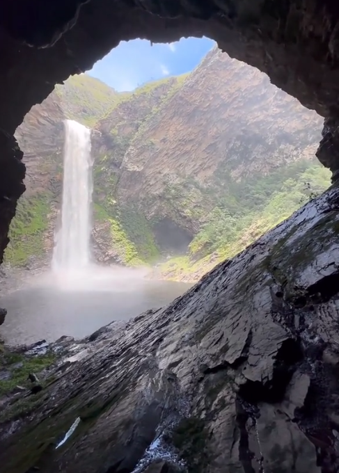 Cachoeira enquadrada pelas rochas