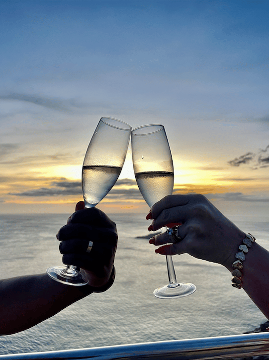 PASSEIO DE JEEP TROLLER FINALIZANDO COM ESPUMANTE NO POR DO SOL