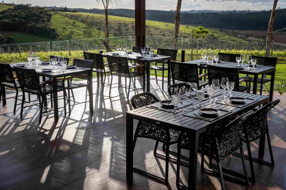 A Vinícola Mil Vidas encanta com sua paisagem natural deslumbrante e ambiente acolhedor, ideal para momentos de relaxamento e prazer.