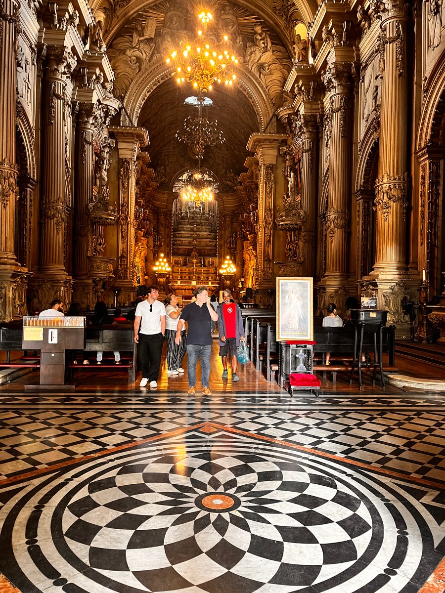 São Francisco de Paula é tão suntuoso quanto qualquer igreja europeia.