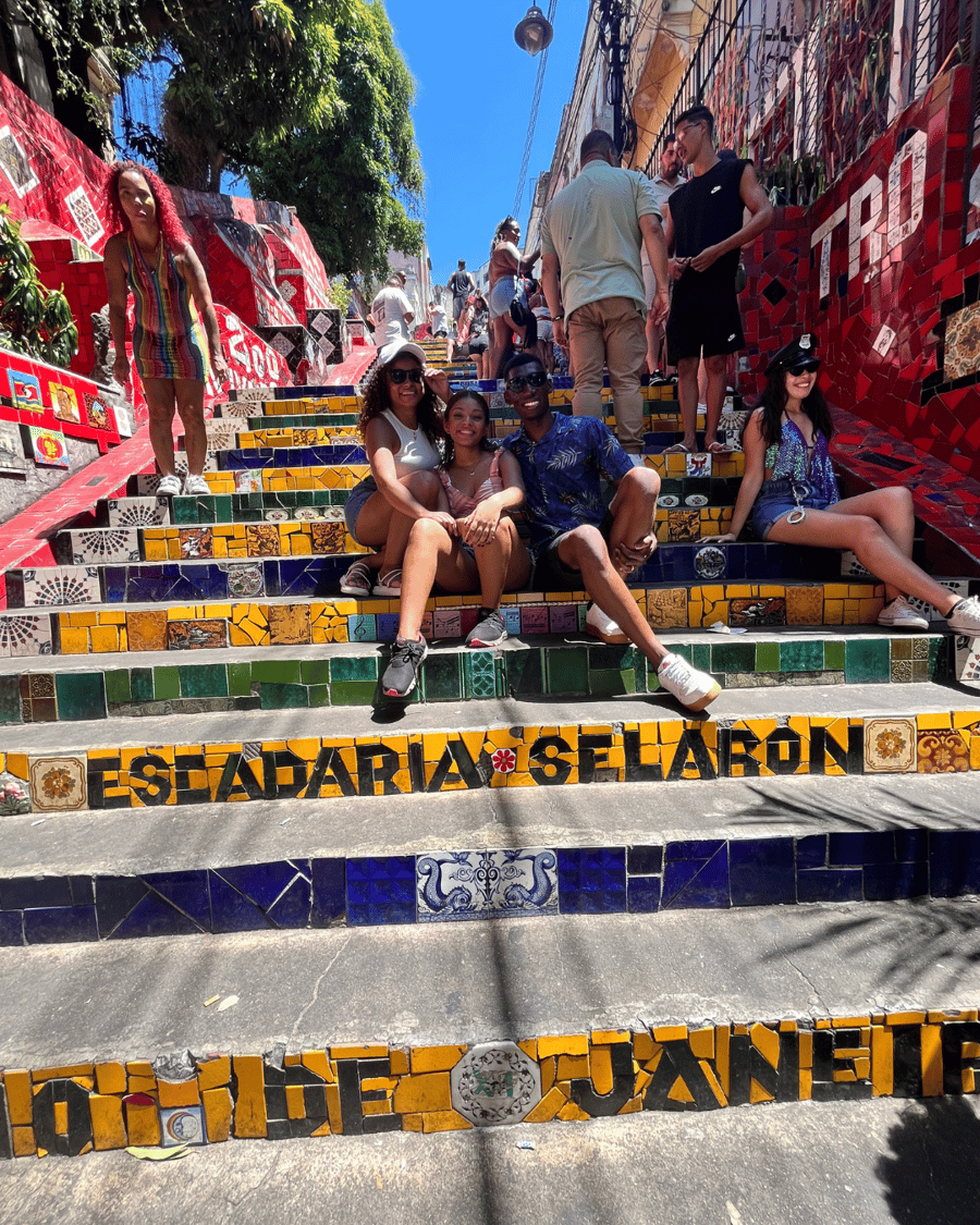 Encante-se com a Escadaria Selarón, ícone colorido do Rio. Entre os azulejos, há peças raras e personalizadas enviadas por turistas do mundo inteiro.