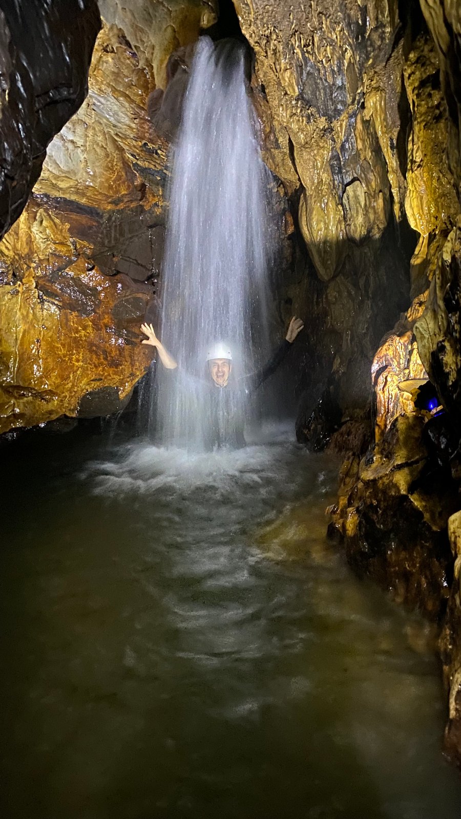 Cachoeira dentro da caverna no final!
