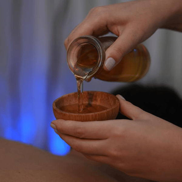 Renovar-se é um ato de amor-próprio.  Desperte uma nova versão de si. Sauna aromática para purificar, esfoliação corporal que promove o rejuvenescimento e um banho de imersão com ervas medicinais para restaurar corpo e mente. Finalize com massagem relaxante corporal e craniofacial.
