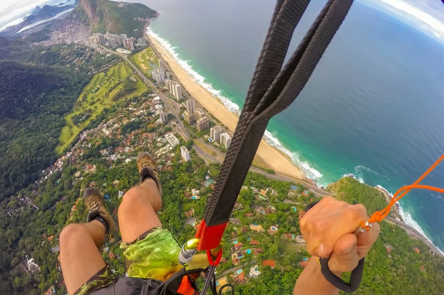 Voo de parapente no Rio com vista para a Pedra da Gávea - foto 15