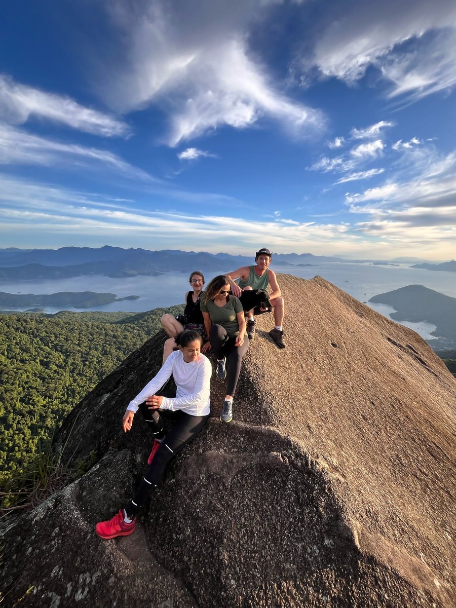 Individual ou em grupo, a caminhada é sempre uma ótima opção para se conectar com a natureza .