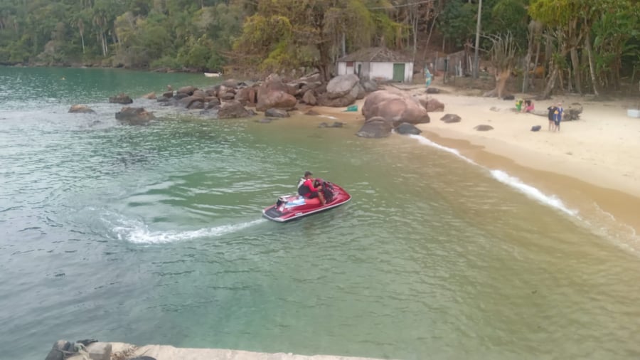 Em Freguesia de Santana,é possível passeio de 10 minutos de jet ski (não incluso no pacote).