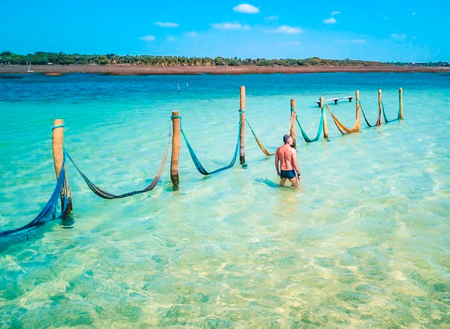 Este é o circuito mais clássico, focado em cartões-postais e relaxamento em lagoas de águas cristalinas. Principais paradas: Árvore da Preguiça, Praia do Preá, Buraco Azul (ou Lagun Beach) e a famosa Lagoa do Paraíso.