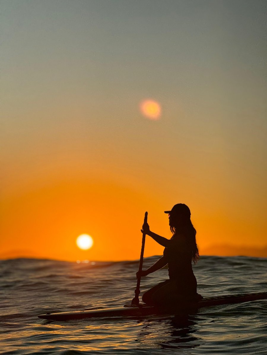     Experiência exclusiva de stand up paddle no Rio ao amanhecer com clima leve, visual tropical e fotos incríveis
