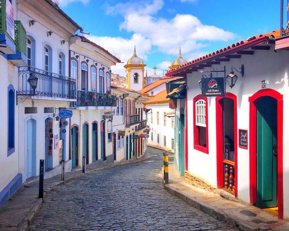 Rua de Ouro Preto, com casario colonial.