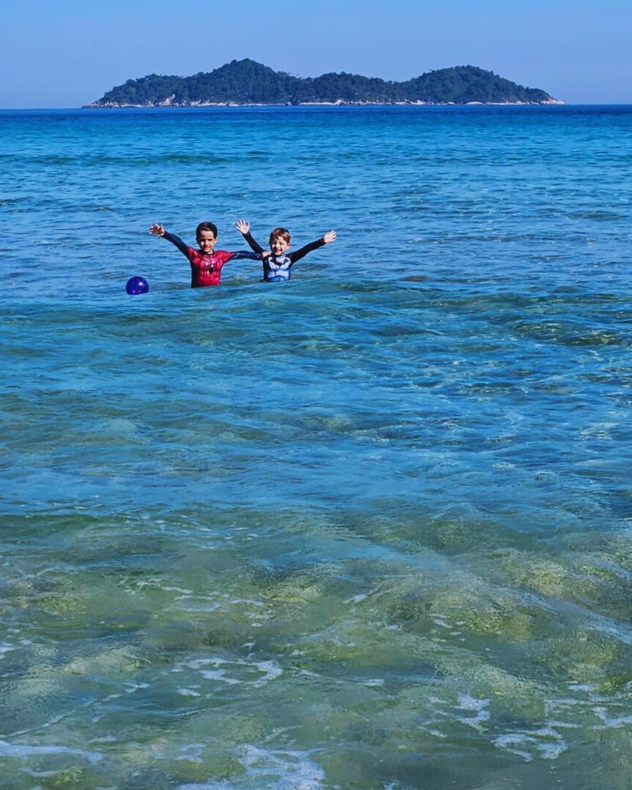 Quanto mais para o canto esquerdo mais as ondaas vão diminuindo, esse efeito acontece por conta de uma proteção natural de vento que impede a formação de ondas