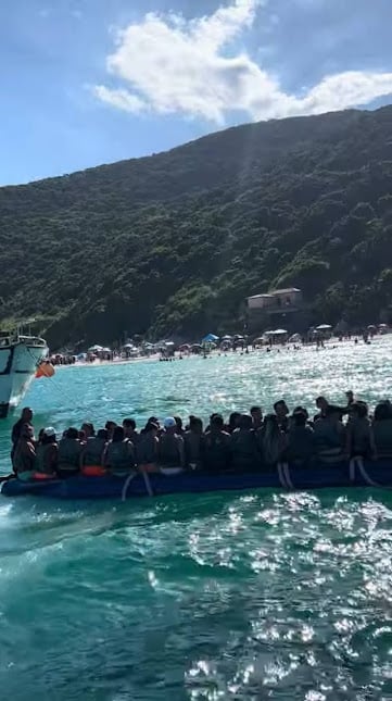 "A caminho da diversão! A bordo da boate, rumo à paradisíaca Praia do Farol. 🎉🌴"