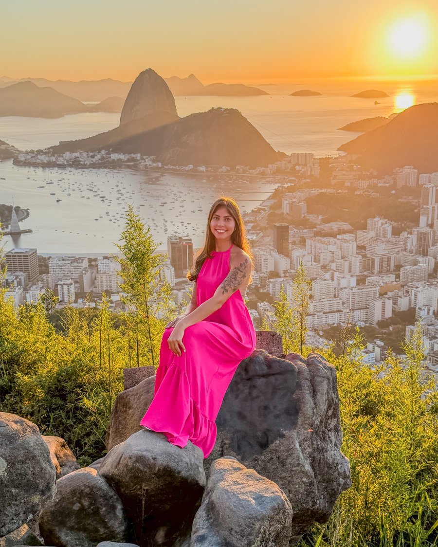 Ensaio fotográfico no Mirante Dona Marta com vista para o Rio de Janeiro ao pôr do sol. Fotos profissionais com cenário natural.