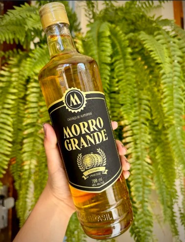 A cachaça Morro Grande, em MG, é artesanal e de sabor marcante, envelhecida em madeira, trazendo um equilíbrio único entre suavidade e intensidade.