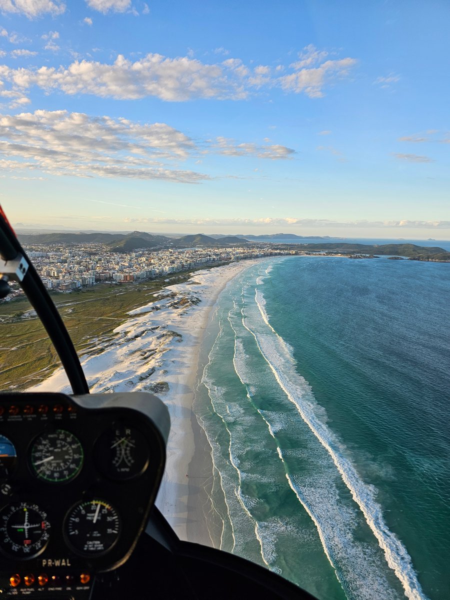 Sobrevoe a Praia do Forte em Cabo Frio e encante-se com o mar azul-turquesa cristalino vista do alto. Um visual inesquecível e exclusivo. Reserve com sinal de 10%!