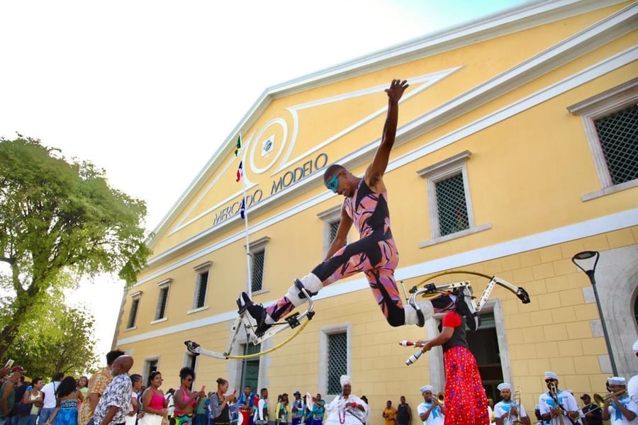 Explore o Mercado Modelo, um dos lugares mais tradicionais de Salvador, com artesanato, gastronomia e lembranças típicas da Bahia.