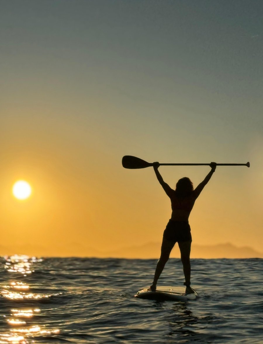     Aventura de stand up paddle no Rio de Janeiro ao nascer do sol, ideal para quem ama natureza e experiências únicas