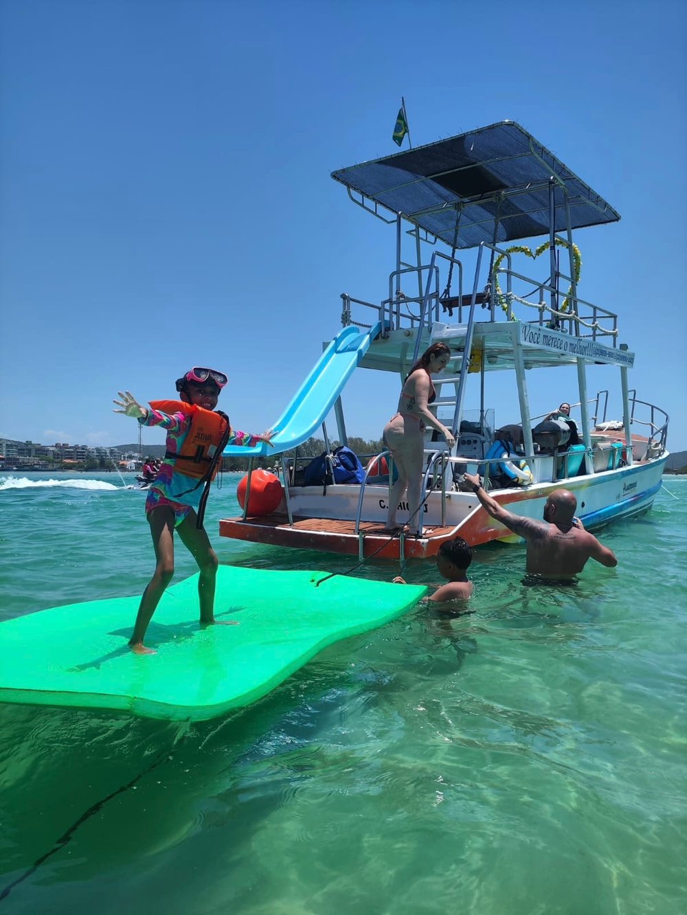 Passeio de Barco Privativo em Cabo Frio com Tobogã, Trampolim, Balanço, e Karaokê!