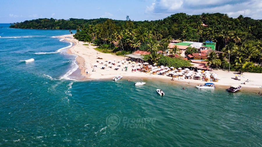 Conheça a charmosa Boca da Barra, um dos cartões-postais de Boipeba, cercada por natureza preservada.