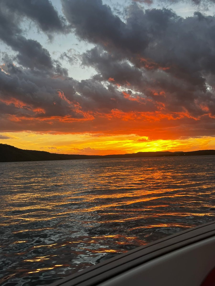 pôr do sol na lancha 