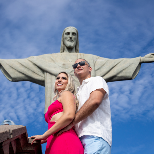 *Roteiro com ou sem Nascer do Sol*  Locais visitados: -Nascer do sol no Mirante Dona Marta (opcional) -Cristo Redentor -Parque Lage - Fotos do passeio com câmera fotográfica e celular IPHONE 14 pro Max   🔸Dentro do Parque Lage não é permitido fotos com câmera   🔸 Não incluso visita ao terraço  📌 Visita no Palacete para fotos, Bistrô será necessário outro agendamento com fila de espera  *O QUE INCLUI* - Traslado - buscamos você no seu Hotel/Airbnb - Ingresso para acesso Cristo Redentor  via Centro de visitantes Paineiras - Van  - Visita no Mirante dona Marta - Visita no Parque Lage - não inclui terraço  Snacks e água    💵Formas de pagamento;  Pix, transferência  R$ 410 por pessoa  💳Cartão de crédito  6 x R$ 75,12 ------------------------------ 💵R$ 380 por pessoa  🎟️Crianças de 07 anos a 11 , Idosos, PCD , ID Jovem e Estudantes  Os descontos são referentes aos INGRESSOS e não sobre o nosso serviço. ----------------------------- 💵Formas de pagamento;  Pix, transferência  🕛 Horário de embarque será de acordo com o nascer do sol Término do passeio aproximadamente às 11h.  Para esse roteiro atendemos de 02 a 05 pessoas por roteiro como passeio coletivo .   Atendemos  grupos acima de 05 participantes caso sejam amigos ou familiar com transportes  *DOBLÔ ,  VAN 15 E 20 LUGARES , MICRO E ONIBUS*  *PONTOS DE EMBARQUE* Nossos embarques são na maioria dos hotéis, onde é permitido embarque e desembarque de passageiros, geralmente sob monitoramento de câmeras e seguranças.   *BUSCAMOS VOCÊ*  Embarque e Desembarque: Leblon, Ipanema, Copacabana, Botafogo, Flamengo, Catete, Largo do Machado, Glória, Lapa, Leme e Centro.   Barra da Tijuca e Recreio dos Bandeirantes solicitarem informações.  *Necessário portarem documentos comprobatórios. -------------------------------------------------- Pedimos que as reservas sejam feitas com antecedência, inclusive com um sinal de confirmação de  50% por vaga antecipada.  Reservas de última hora estão sujeitas a confirmação e disponibilidade de vagas. -------------------------------------------------- *Política de Cancelamento*  Em caso de cancelamento pelo contratante, conforme a Deliberação Normativa nº 161 de 09 de agosto de 1985 da EMBRATUR, a Vara Mato aplicará a política de devolução abaixo:  Mais de 30 dias antes do evento: devolução de 80% do valor total pago; Entre 29 e 21 dias antes do evento: devolução de 70% do valor total pago; Entre 20 e 7 dias antes do evento: devolução de 50% do valor total pago; Menos de 7 dias antes do evento: sem devolução