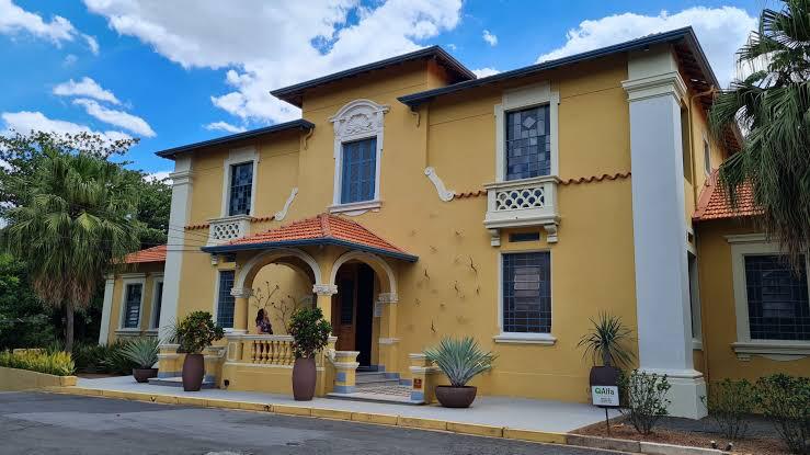 Quem vê o Casarão Cândido, em Campinas (SP), não imagina que o local que hoje abriga eventos sociais já foi chamado de “Hospício para Dementes Pobres do Arraial de Sousas”. Assim como a abordagem médica da instituição foi repensada, o antigo espaço de internação também não ficou parado no tempo.  Inaugurado em 14 de abril de 1924 e destinado ao tratamento de pacientes com transtornos mentais, o Serviço de Saúde Dr. Cândido Ferreira passou por reformulações profundas a partir da década de 90, sendo pioneiro na desospitalização de pacientes pós-reforma psiquiátrica no país.