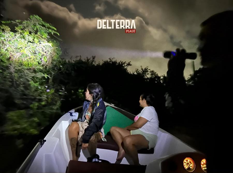 Turistas durante o Safari noturno - Delta do Parnaíba
