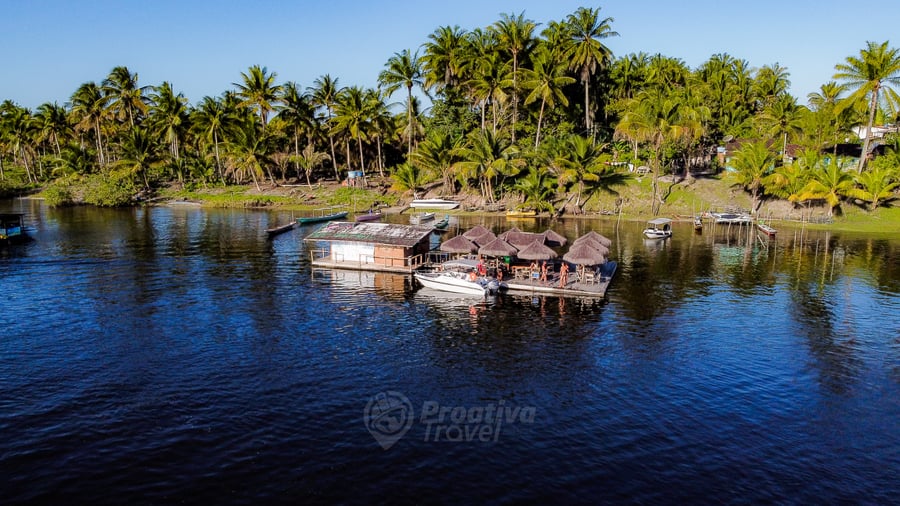 Navegação pelo Rio do Inferno, cercado por manguezais e belas paisagens naturais da Costa do Dendê.
