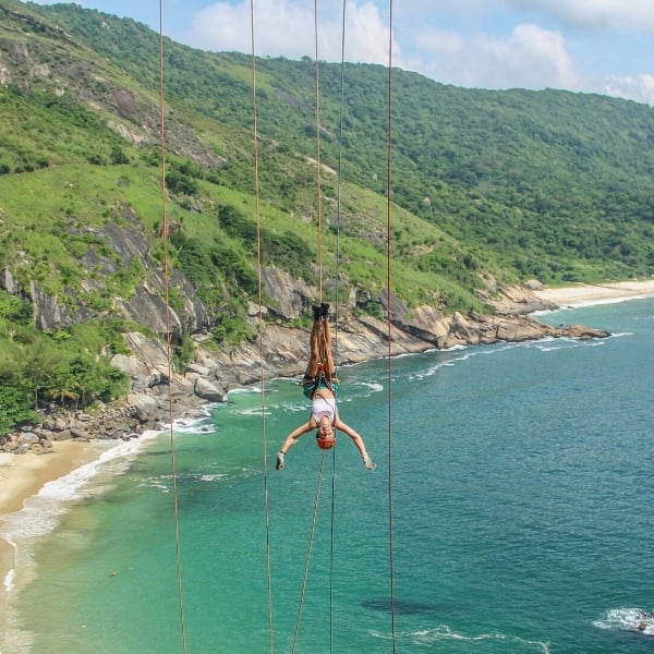 Rapel e pêndulo na Pedra da Tartaruga em grupo