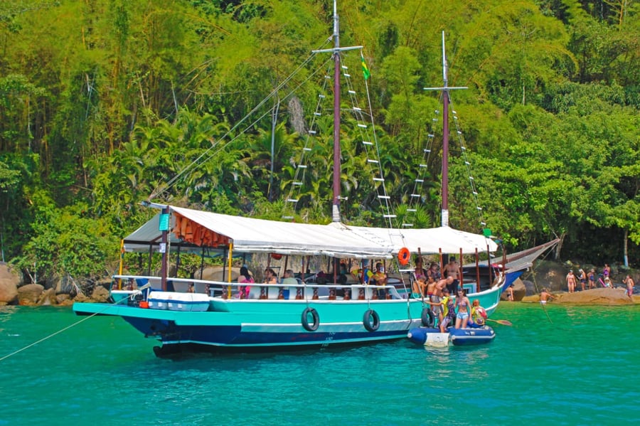 Escuna com capacidade para 95 pessoas com bar, restaurante e banheiro à bordo.
